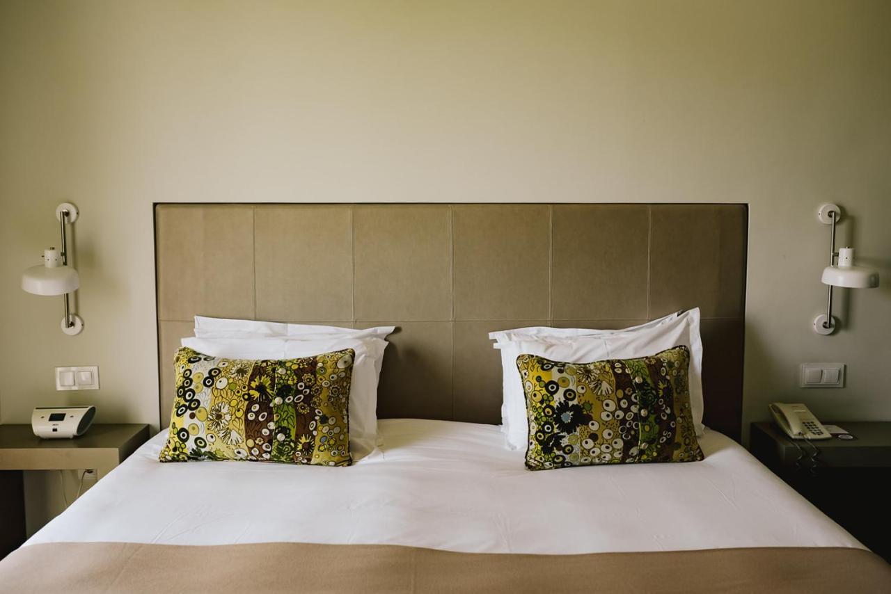 M'Ar De Ar Aqueduto Hotel เอโวรา ภายนอก รูปภาพ A bed with a headboard