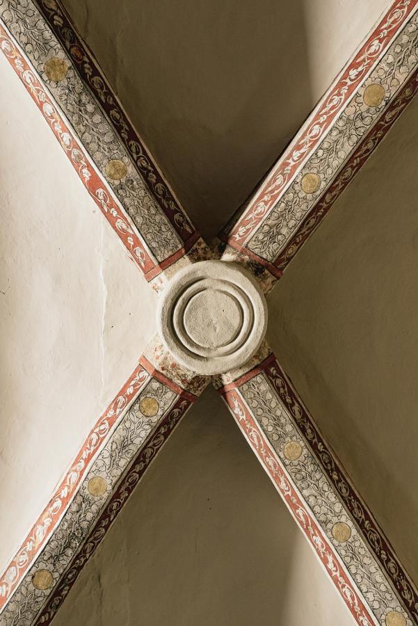 M'Ar De Ar Aqueduto Hotel เอโวรา ภายนอก รูปภาพ A ceiling boss in the church of St. Mary the Virgin, in the village of St. Mary's, Isle of Man